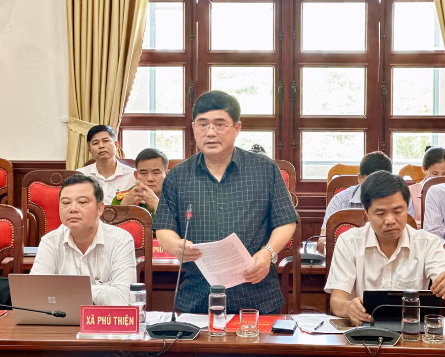 chu-tich-ubnd-xa-phu-thien-nguyen-anh-tuan-bao-cao-tai-buoi-lam-viec-anh-ha-duy.jpg