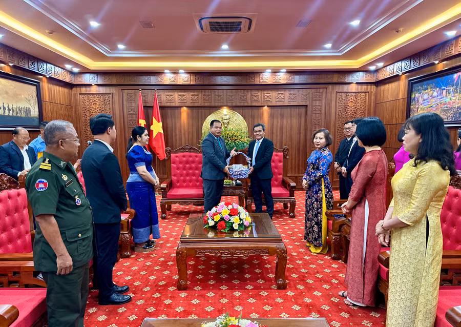 ngai-sor-soputra-tinh-truong-tinh-stung-treng-vuong-quoc-campuchia-tang-qua-luu-niem-cho-dong-chi-ho-van-nien-bi-thu-tinh-uy-chu-tich-hdnd-tinh-anh-ha-duy.jpg