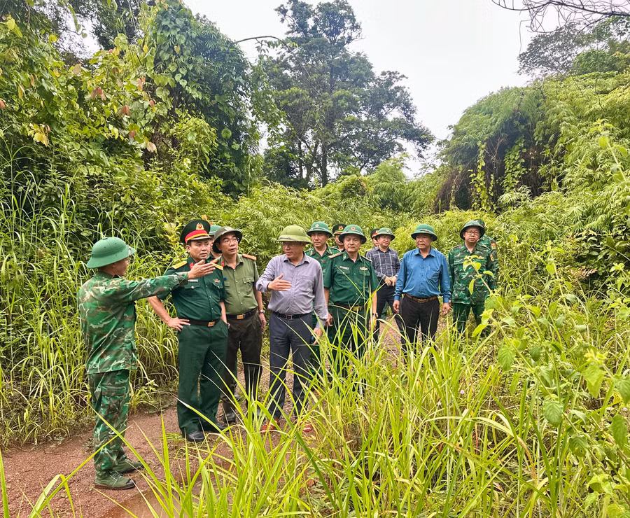 6-chu-tich-ubnd-tinh-pham-anh-tuan-kiem-tra-thuc-dia-tai-chot-8-don-bien-phong-cua-khau-quoc-te-le-thanh-anh-ha-duy.jpg