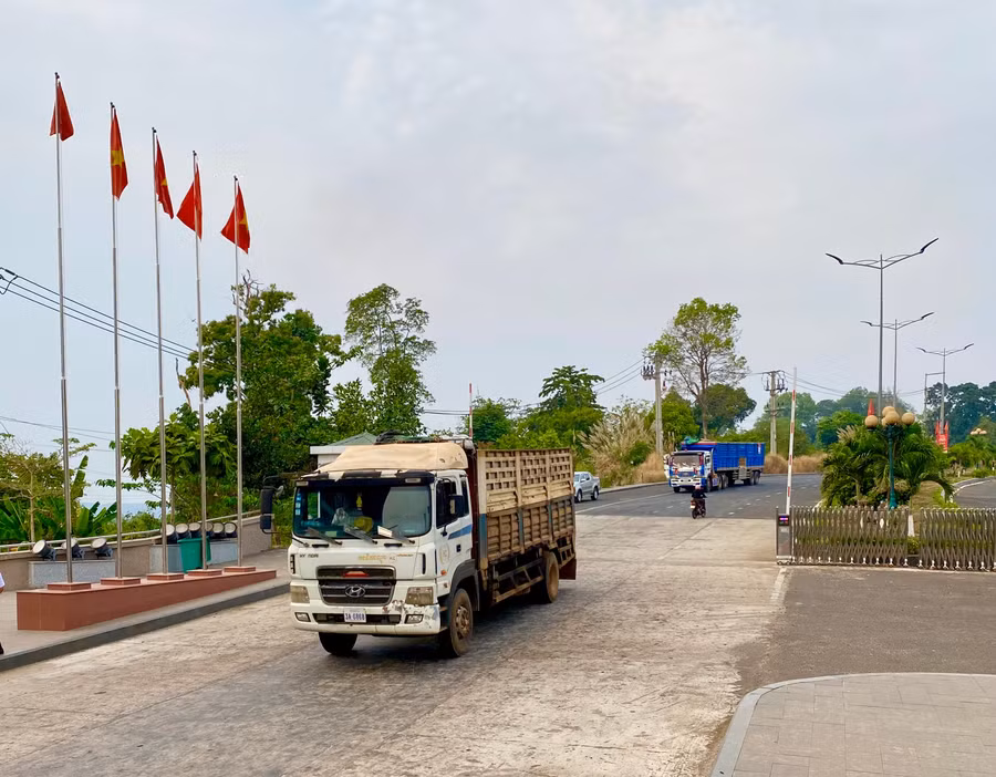 doanh-nghiep-cho-hang-hoa-dang-lam-thu-tuc-xuat-nhap-khau-tai-cua-khau-quoc-te-le-thanh-anh-ha-duy.jpg