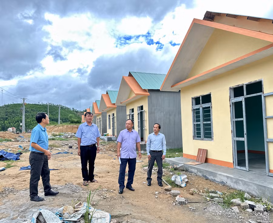pho-chu-tich-ubnd-tinh-duong-mah-tiep-kiem-tra-thuc-te-tien-do-cac-du-an-phuong-an-bo-tri-on-dinh-dan-cu-vung-thien-tai-tai-lang-tbung-xa-dak-song-anh-ha-duy.jpg
