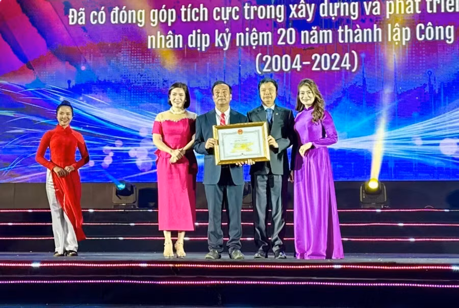 pho-chu-tich-ubnd-tinh-nguyen-huu-que-trao-bang-khen-cua-chu-tich-ubnd-tinh-cho-truong-sinh-group-vi-da-co-nhung-dong-gop-tich-cuc-trong-xay-dung-va-phat-trien-tinh-gia-lai-anh-ha-duy-9350-2214.jpg