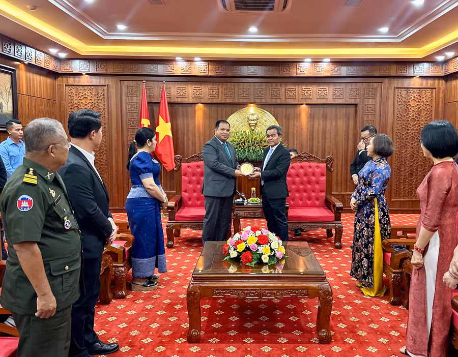 dong-chi-ho-van-nien-bi-thu-tinh-uy-chu-tich-hdnd-tinh-tang-qua-luu-niem-cho-ngai-sor-soputra-tinh-truong-tinh-stung-treng-vuong-quoc-campuchia-anh-ha-duy.jpg