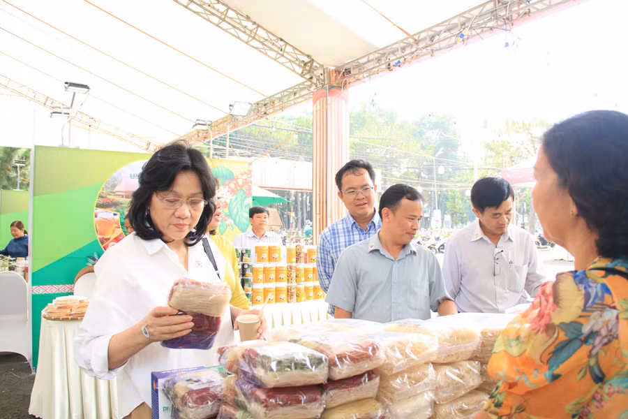 Nhiều sản phẩm OCOP được người tiêu dùng ưa thích. Ảnh: Hoàng Hoài