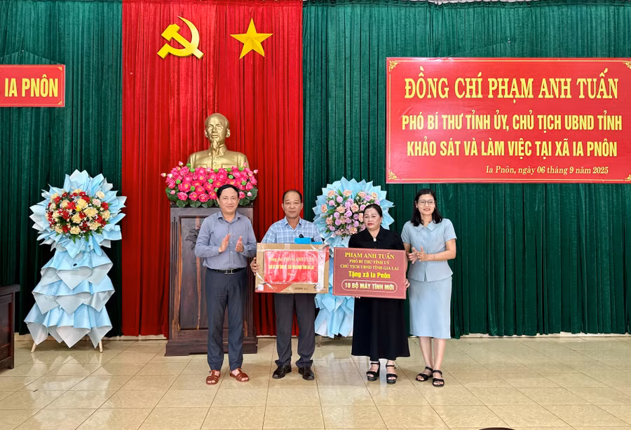 3-moi-xa-bien-gioi-duoc-chu-tich-ubnd-tinh-pham-anh-tuan-tang-qua-va-10-bo-may-tinh-anh-ha-duy.jpg