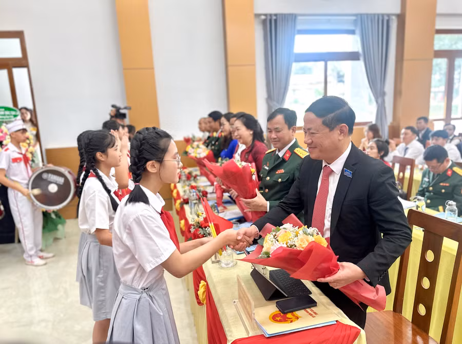 thieu-nhi-xa-duc-co-tang-hoa-chuc-mung-cho-cac-dai-bieu-du-dai-hoi-anh-ha-duy.jpg