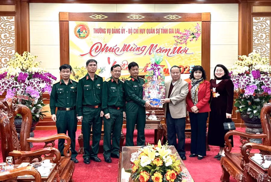dong-chi-chau-ngoc-tuan-pho-bi-thu-thuong-truc-tinh-uy-truong-doan-dai-bieu-quoc-hoi-tinh-gia-lai-da-den-tham-chuc-tet-can-bo-chien-sy-bo-chi-huy-quan-su-tinh-anh-ha-duy-5905-2614.jpg