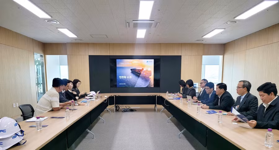 doan-cong-tac-do-pho-chu-tich-ubnd-tinh-gia-lai-nguyen-thi-thanh-lich-lam-truong-doan-da-den-tham-cang-incheon-anh-dvcc.jpg