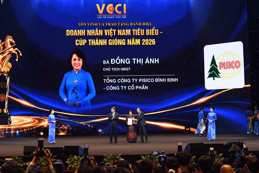 Bà Đồng Thị Ánh - Chủ tịch Hội đồng Quản trị Tổng Công ty PISICO Bình Định - Công ty CP nhận cúp Thánh Gióng 2026. Ảnh: ĐVCC