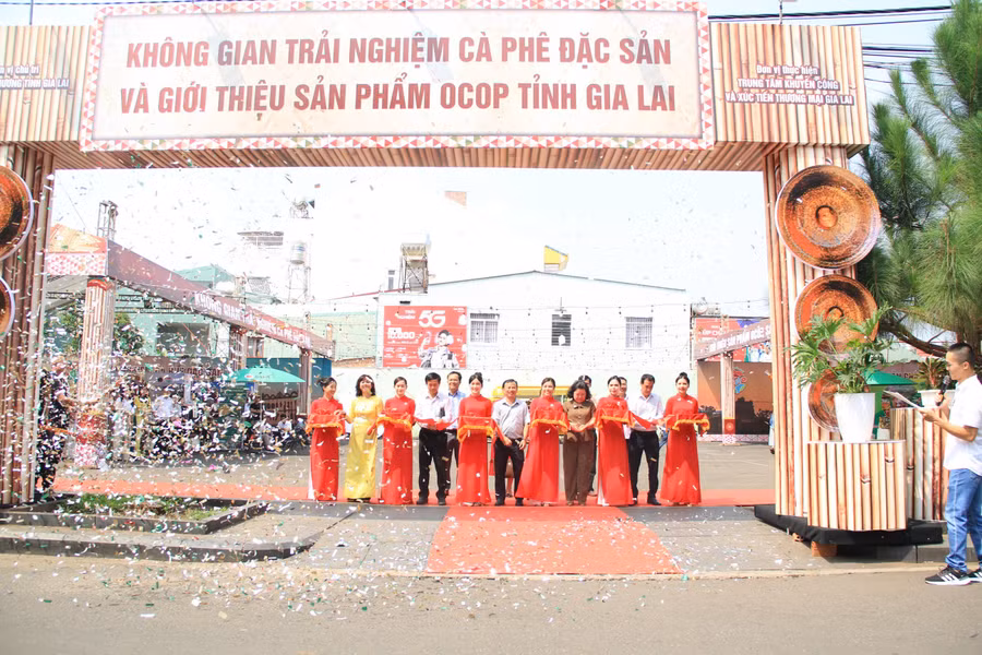 nghi-thuc-cat-bang-khai-mac-chuong-trinh-khong-gian-trai-nghiem-ca-phe-dac-san-va-trung-bay-gioi-thieu-san-pham-dac-trung-san-pham-ocop-tinh-gia-lai-anh-hoang-hoai.jpg