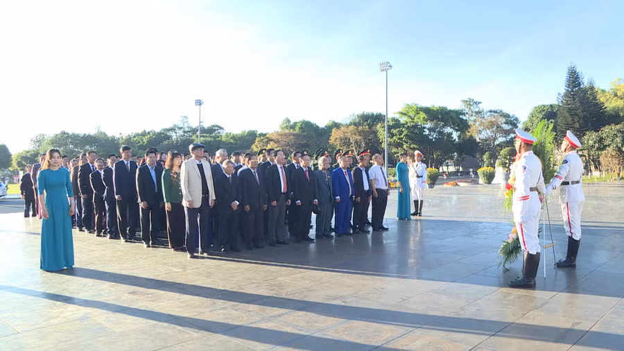 cac-dong-chi-lanh-dao-tinh-va-dai-bieu-da-thanh-kinh-dang-hoa-dang-huong-tai-quang-truong-dai-doan-ket-anh-minh-trung.jpg
