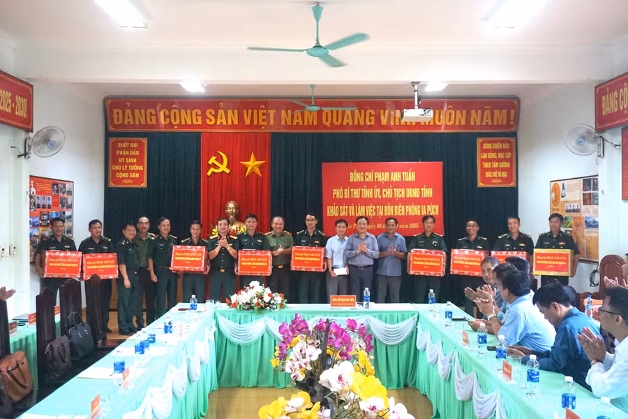 dong-chi-chu-tich-ubnd-tinh-pham-anh-tuan-tang-qua-cho-cac-don-bien-phong-anh-ha-duy.jpg
