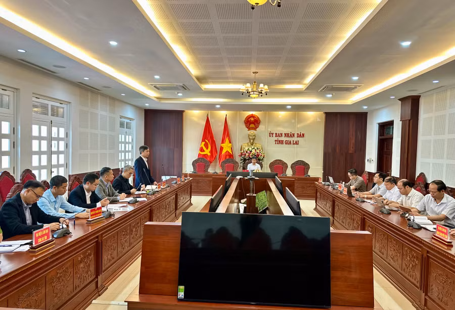 pho-chu-tich-ubnd-tinh-nguyen-huu-que-lam-viec-voi-cong-ty-co-phan-san-xuat-va-kinh-doanh-vinfast-vgreen-anh-ha-duy.jpg