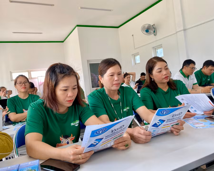 nguoi-lao-dong-trong-cac-doanh-nghiep-nam-duoc-nhung-thong-tin-lien-quan-den-che-do-chinh-sach-quy-dinh-cua-phap-luat-thong-qua-cac-to-gap-giup-ho-yen-tam-lam-viec-anh-ha-duy.jpg