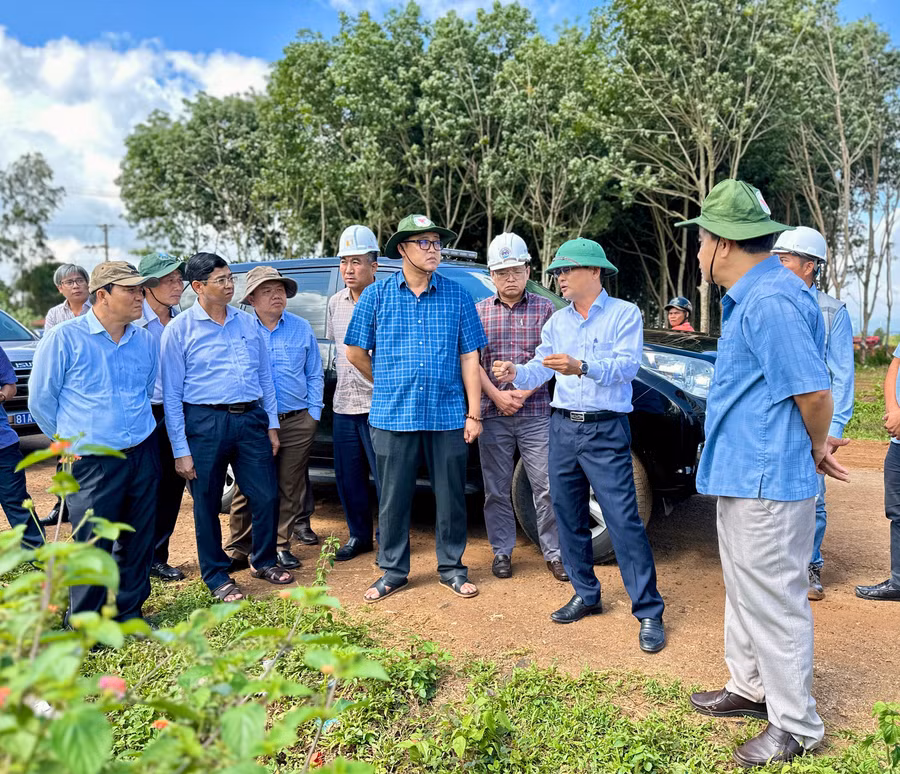 pho-chu-tich-ubnd-tinh-nguyen-tu-cong-hoang-kiem-tra-dia-diem-co-cao-toc-quy-nhon-pleiku-di-qua-tai-xa-ia-bang-anh-ha-duy.jpg