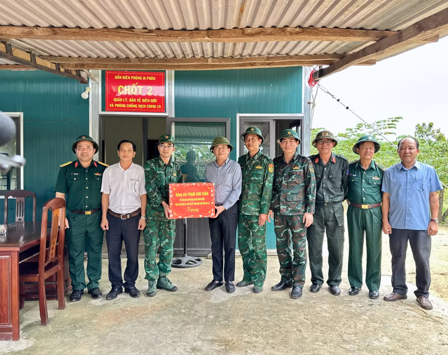 chu-tich-ubnd-tinh-pham-anh-tuan-tang-qua-cho-can-bo-chien-si-dang-lam-nhiem-vu-tai-chot-34-don-bien-phong-ia-pnon-anh-ha-duy.jpg