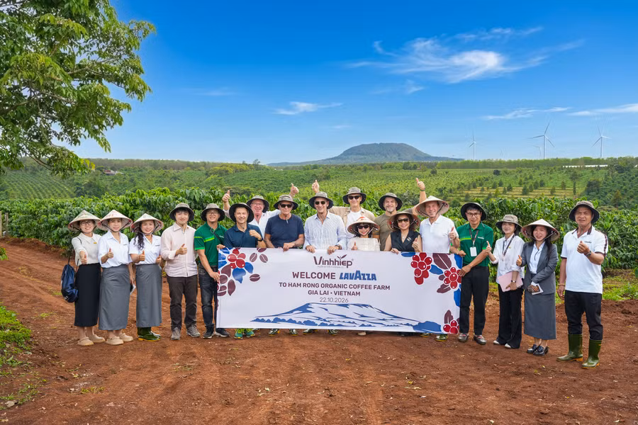 ong-giuseppe-lavazza-chu-tich-tap-doan-lavazza-y-cung-doan-lanh-dao-cap-cao-den-tham-vinh-hiep-organic-coffee-farm-anh-ha-duy.jpg