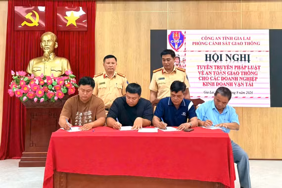Gia Lai: Ký cam kết chấp hành pháp luật về TTATGT với 80 đơn vị kinh doanh vận tải