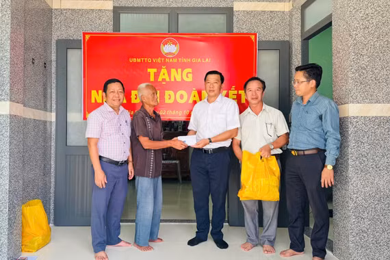 Xã Nhơn Châu: Bàn giao 2 căn nhà “Đại đoàn kết” cho các hộ khó khăn về nhà ở