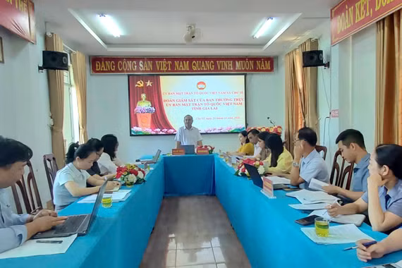 Mặt trận xã Chư Sê hỗ trợ người dân nộp 15.276 hồ sơ thủ tục hành chính trực tuyến