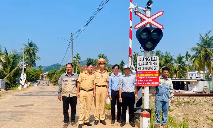 gia-lai-gan-bang-tuyen-truyen-tai-duong-cat-ngang-duong-bo-duong-sat-2.jpg