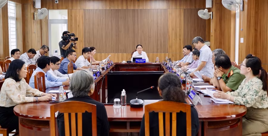 quang-canh-tiep-cong-dan.jpg