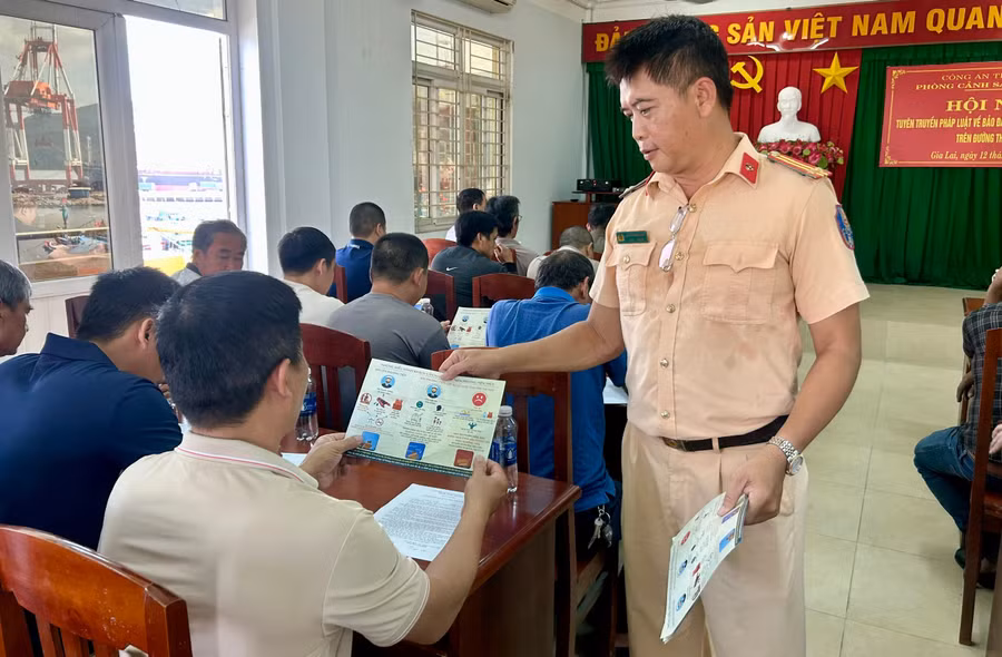 tuyen-truyen-kiem-tra-ma-tuy-doi-voi-thuyen-vien-tai-cang-quy-nhon-9889.jpg