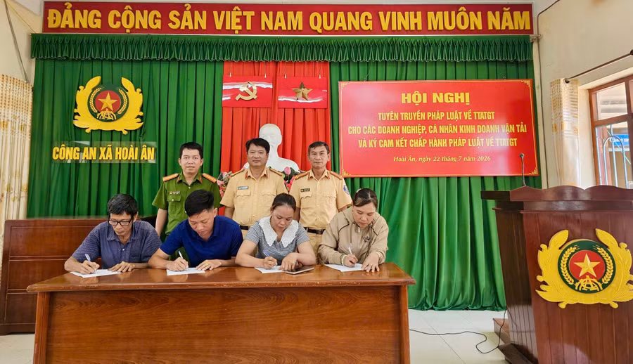 tuyen-truyen-phap-luat-atgt-cho-139dn-van-tai-hang-hoa.jpg