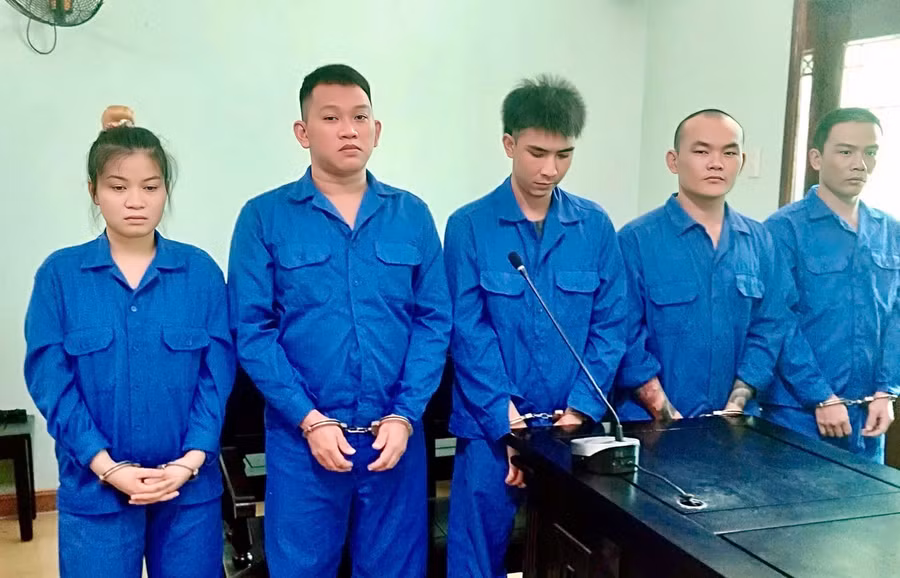 dung-khoan-no-8trieu-de-dua-2co-gai-di-lam-karaoke.jpg