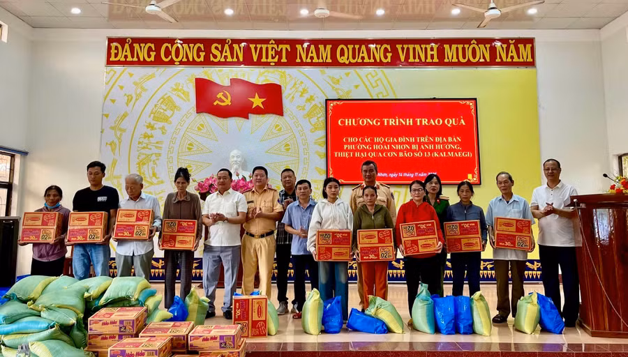 trao-qua-cho-nguoi-dan-vung-lu.jpg