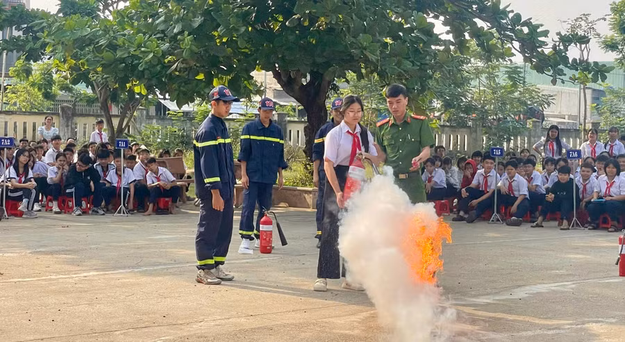 trang-bi-ky-nang-pccc-phong-chong-duoi-nuoc-tai-truong-thcs-tuy-phuoc-2.jpg