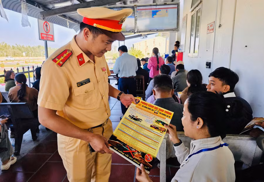 tuyen-truyen-atgt-trong-sat-hach-lai-xe-1.jpg