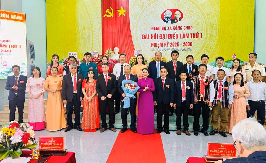 dong-chi-nguyen-thi-phong-vu-uy-vien-ban-thuong-vu-tinh-uy-truong-ban-ban-tuyen-giao-va-dan-van-tinh-uy-gia-lai-tang-hoa-chuc-mung-ban-chap-hanh-dang-uy-xa-kong-chro.jpg