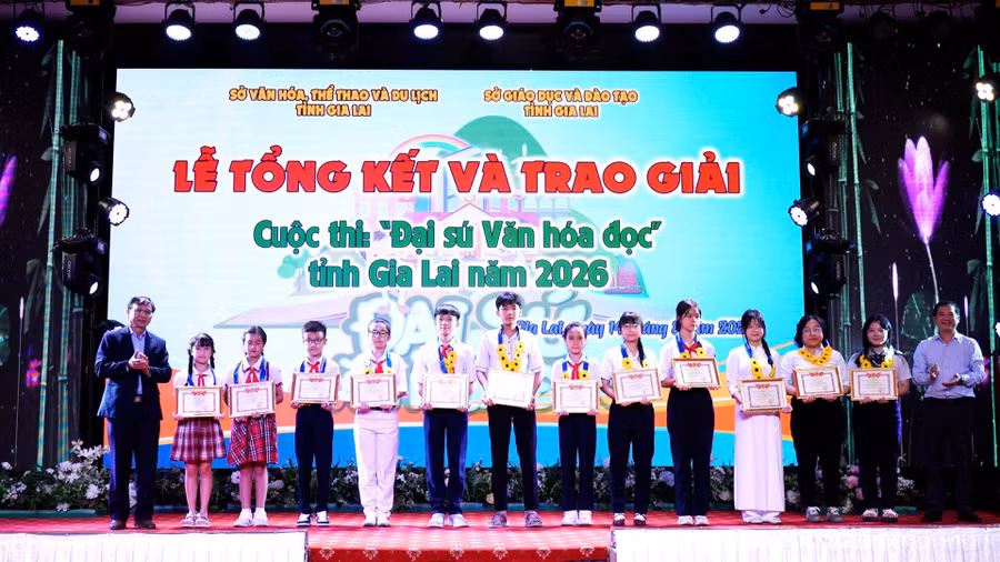 ban-to-chuc-trao-giai-nhat-cho-cac-ca-nhan-duoc-giai-cuoc-thi-dai-su-van-hoa-doc-khoi-thpt.jpg