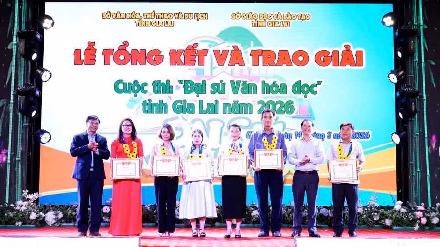 ban-to-chuc-trao-cac-giai-tap-the-cho-cac-don-vi-tham-gia-cuoc-thi-dai-su-van-hoa-doc-tinh-gia-lai-nam-2026.jpg