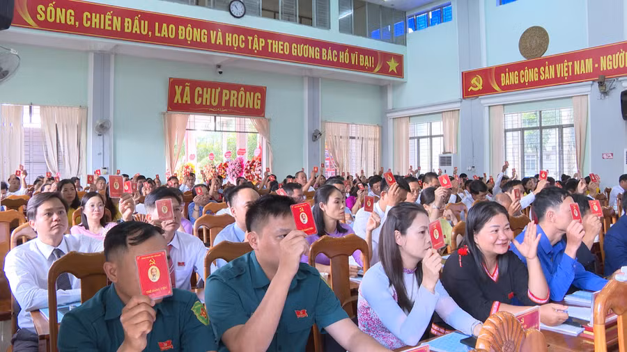 dai-bieu-ve-du-bieu-quyet-thong-qua-nghi-quyet-dai-hoi.jpg