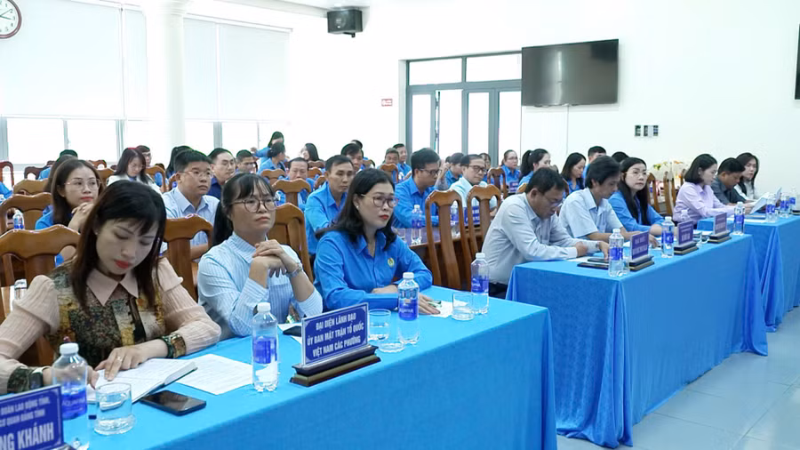 cac-dai-bieu-tham-du-hoi-nghi-cong-bo-quyet-dinh-thanh-lap-va-nhan-su-tai-cac-cong-doan-phuong.jpg