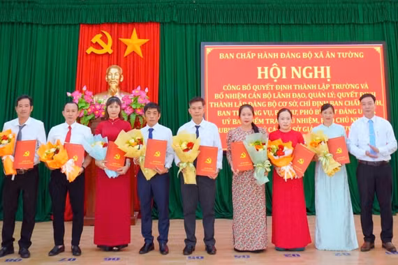 Hạt nhân chính trị trong những ngôi trường mới