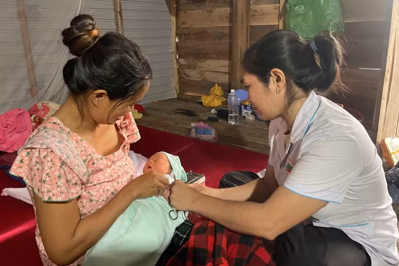 “Đi từng ngõ, gõ từng nhà” tiêm vắc xin cho trẻ