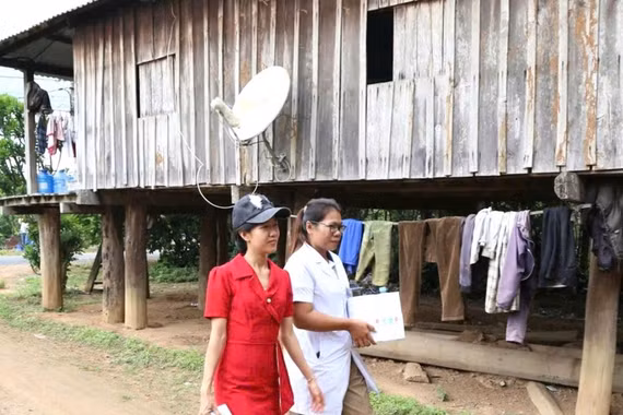'Cõng' vắc xin tìm trẻ giữa đại ngàn