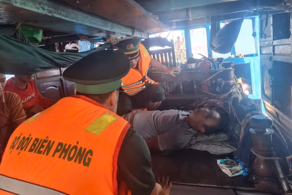 Đồn Biên phòng Tam Quan Nam kịp thời đưa thuyền viên tàu cá vào bờ cấp cứu