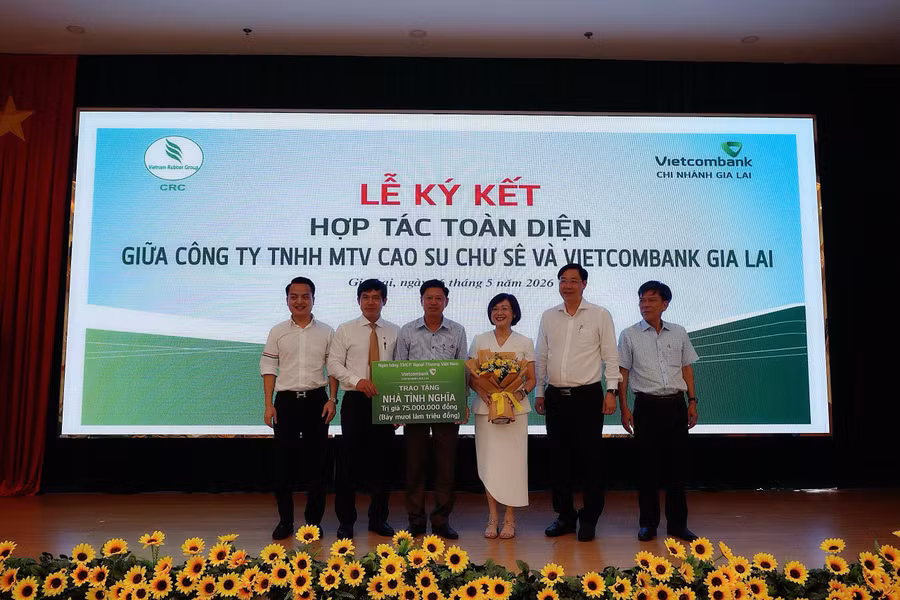 vietcombank-cn-gia-lai-trao-tang-cong-ty-tnhh-mtv-cao-su-chu-se-mot-can-nha-tinh-nghia.jpg
