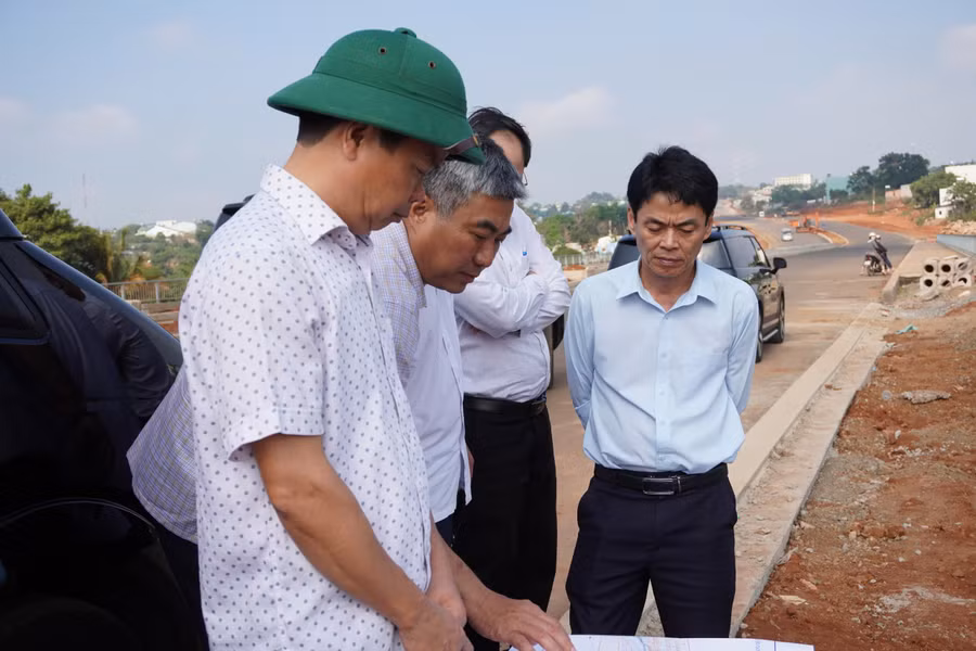 Phó Chủ tịch UBND tỉnh Nguyễn Hữu Quế (đội mũ) kiểm tra một số dự án trên địa bàn phường Hội Phú. Ảnh: Sơn Ca