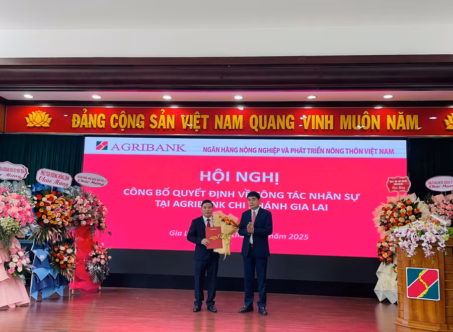 ong-nguyen-minh-phuong-uy-vien-btv-dang-uy-thanh-vien-hdtv-trao-quyet-dinh-va-tang-hoa-chuc-mung-ong-phan-ngoc-linh-ben-trai.jpg
