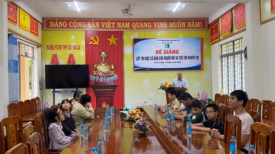 hoi-nguoi-mu-tinh-gl-to-chuc-be-giang-lop-tin-hoc-co-ban.jpg