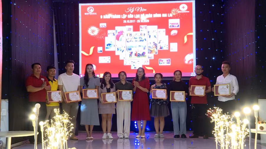 clb-mau-nong-gl-ky-niem-9-nam-thanh-lap-huy-toan.jpg
