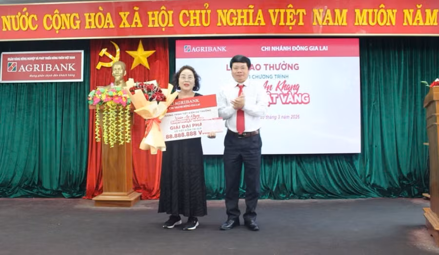 ong-tran-quang-tuan-giam-doc-agribank-cn-dong-gia-lai-trao-thuong-cho-khach-hang-bui-thi-yen.jpg