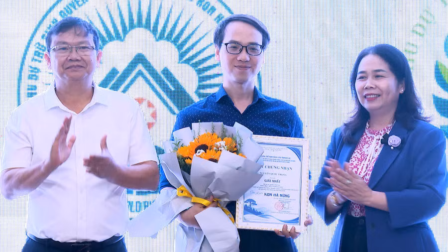ba-do-thi-dieu-hanh-tinh-uy-vien-giam-doc-so-vhttdl-ben-phai-chuc-mung-tac-gia-nguyen-quoc-trong-sonca.jpg