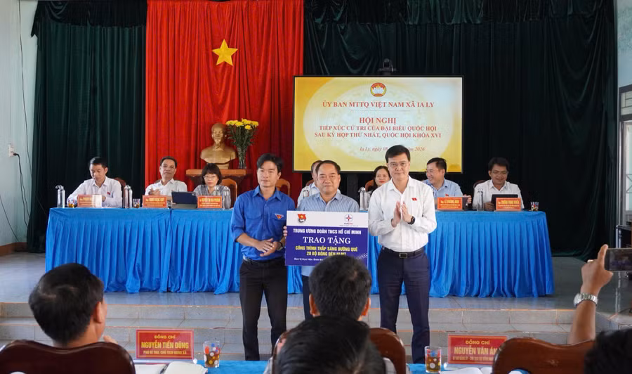 Bí thư thứ nhất Trung ương Đoàn Bùi Quang Huy (bên phải) trao tặng công trình "Thắp sáng đường quê" cho xã Ia Ly. Ảnh: Sơn Ca