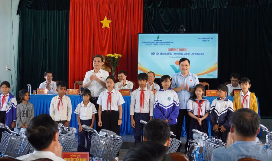 doan-dai-bieu-qh-tinh-gl-trao-tang-xe-dap-cho-cac-em-hoc-sinh-xa-ia-ly.jpg